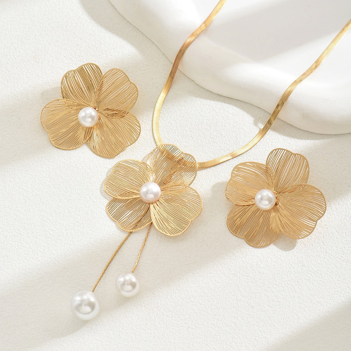 Pleated Flower and Pearl-Effect Lariat Jewelry — product image 3